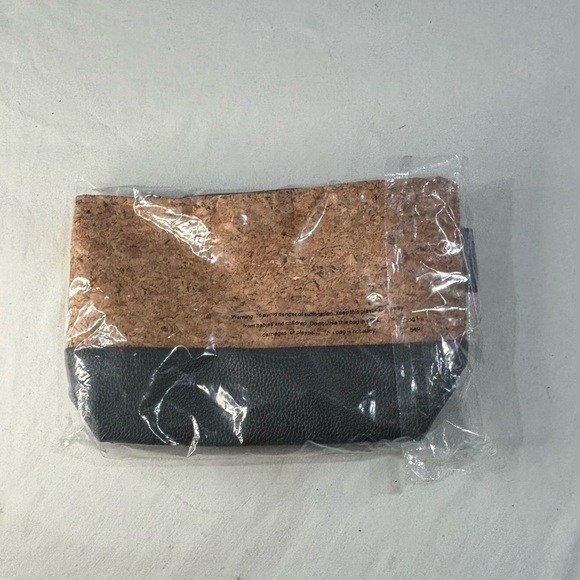 Norwex Cork Cosmetic Bag Consultant Travel Zipper Pull Tan/Black NEW - Picture 9 of 10